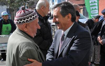 KONAK CAMİİ'NDE PİLAV VE TATLI DAĞITILDI   